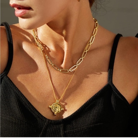 Gold 18k Gold Plated Figure Pendant Chain Necklace - Picture 3 of 3